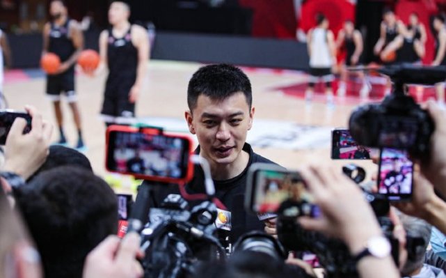 吴乃群,卢伟等人,基本上都是教练组核心层面的一部分,杨鸣更像是执行