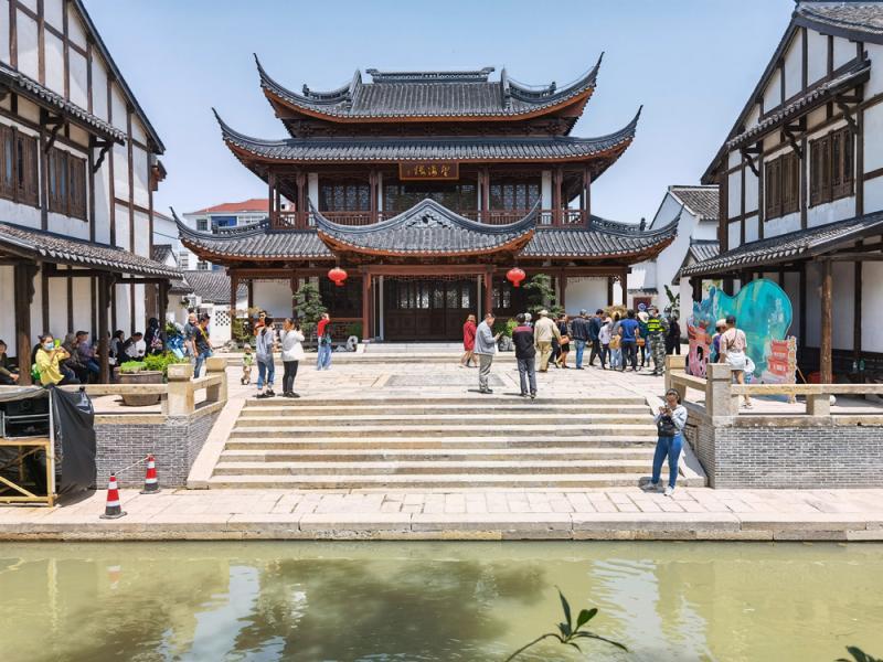 青溪老街是一座承载着百姓日常生活的"活古镇","老街上的每扇门,每