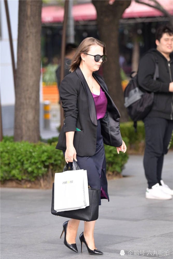 黑色尖头细跟单鞋,十公分的经典高度,每一双都是与众不同