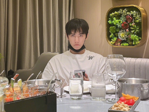 杨洋五一在加班看他委屈的小表情网友热评全年拍戏才好