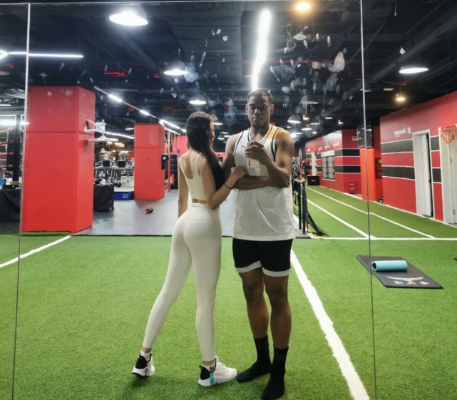 旁边女友身穿白色紧身训练服,将好身材展现得淋漓尽致,而且马甲线也