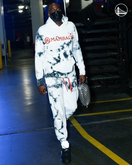 库里,追梦身穿"mambacita"字样连体衣入场致敬|勇士