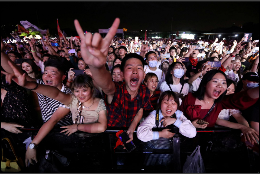 数千名观众参加了武汉草莓音乐节