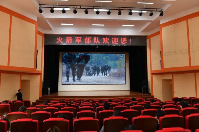 参观人员进入大礼堂观看《号手就位》高燃片段,火箭军宣传片和部队