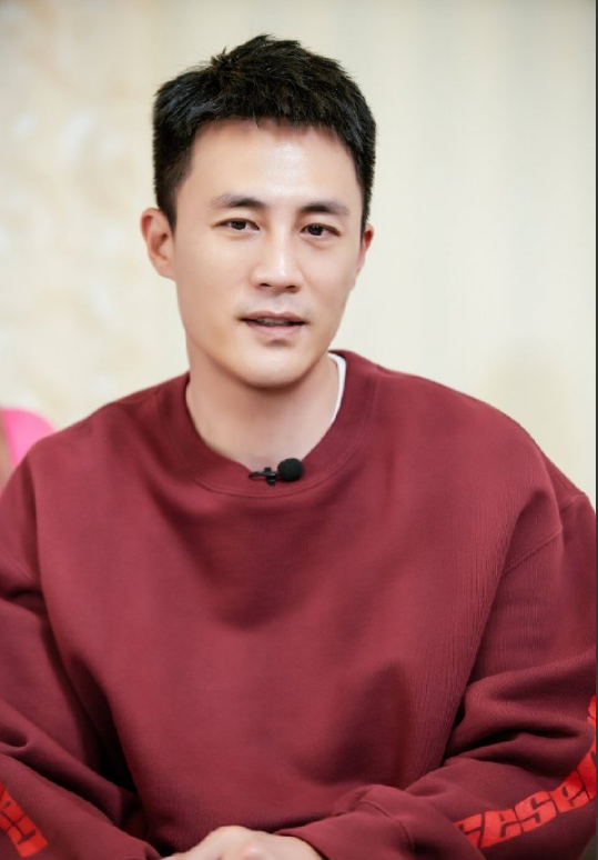 杜淳为了让女儿有完美头型提议让妻子王灿半小时给女儿翻次身