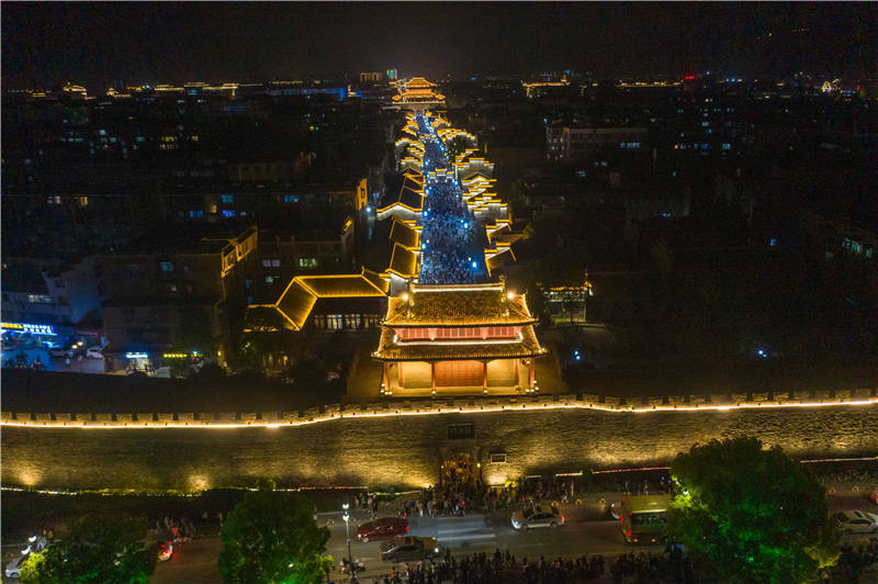 湖北襄阳夜赏古城过五一