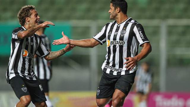 本场比赛,米涅罗竞技主帅库卡排出一个4-2-2-2的首发阵容,其中后防线