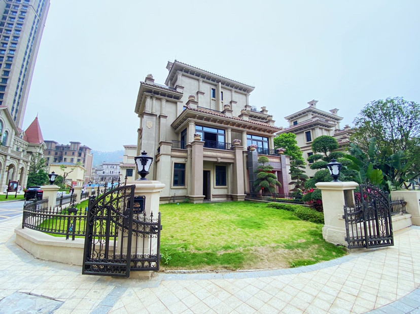 这样青山绿水的别墅,总价只要两百来万,地面三层地下两层,前后花园.