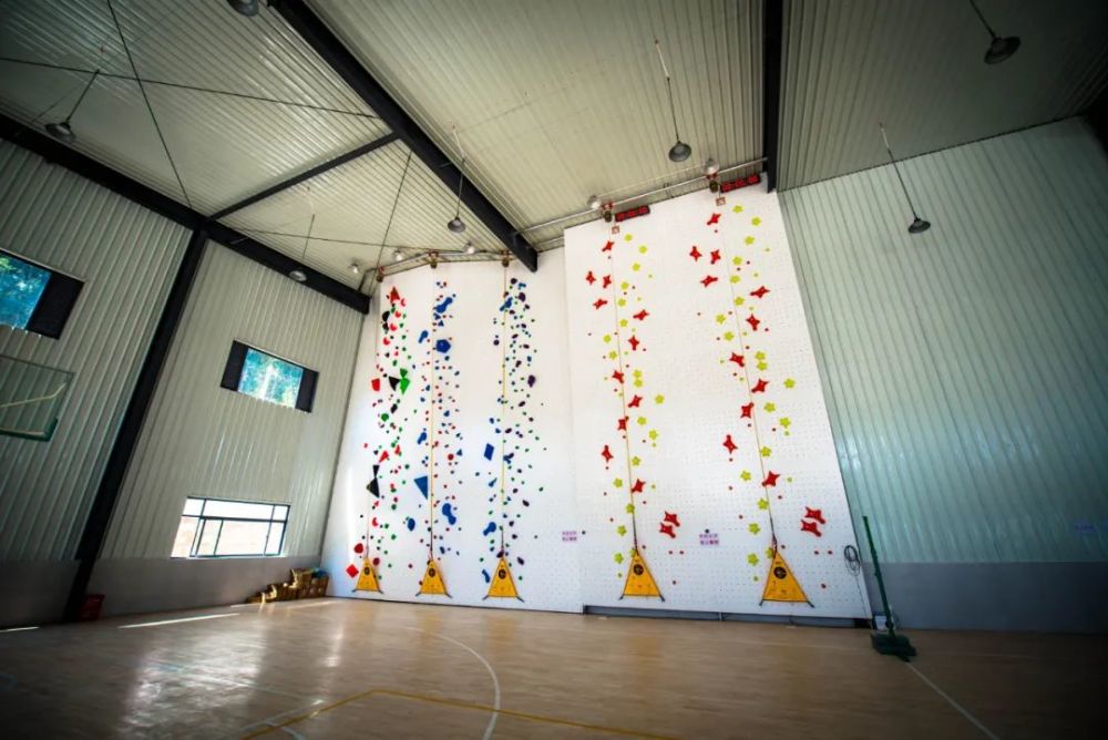 恭喜安宁市室内攀岩墙顺利验收交付使用