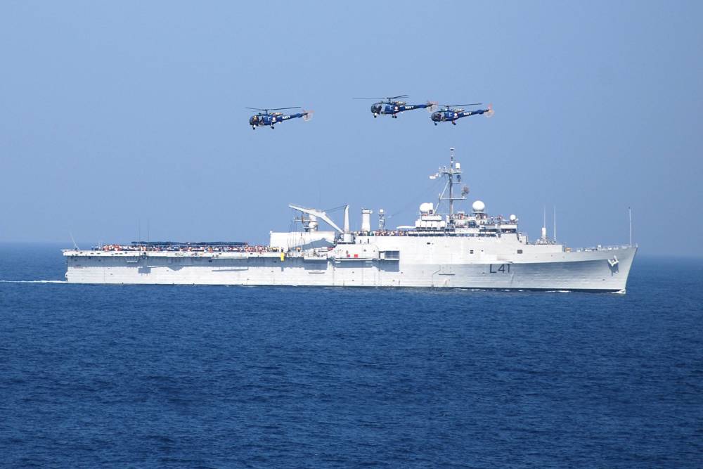 印度官員們表示,印度海軍將派遣一批軍艦先從巴林,新加坡和泰國運回