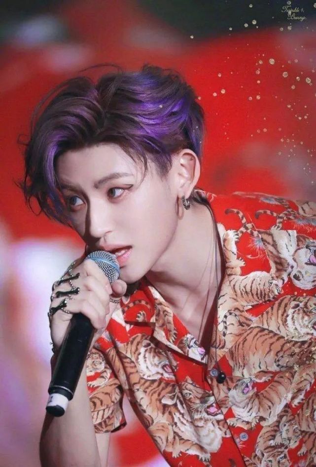 周震南终于穿对一次!金色湿发搭黑色t恤,男性荷尔蒙爆棚