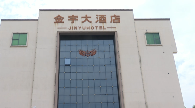 小张(化名)告诉记者死者小刁是她以前的同学同时也是在金宇大酒店的