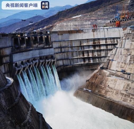 壮观白鹤滩大坝泄洪深孔首次过流