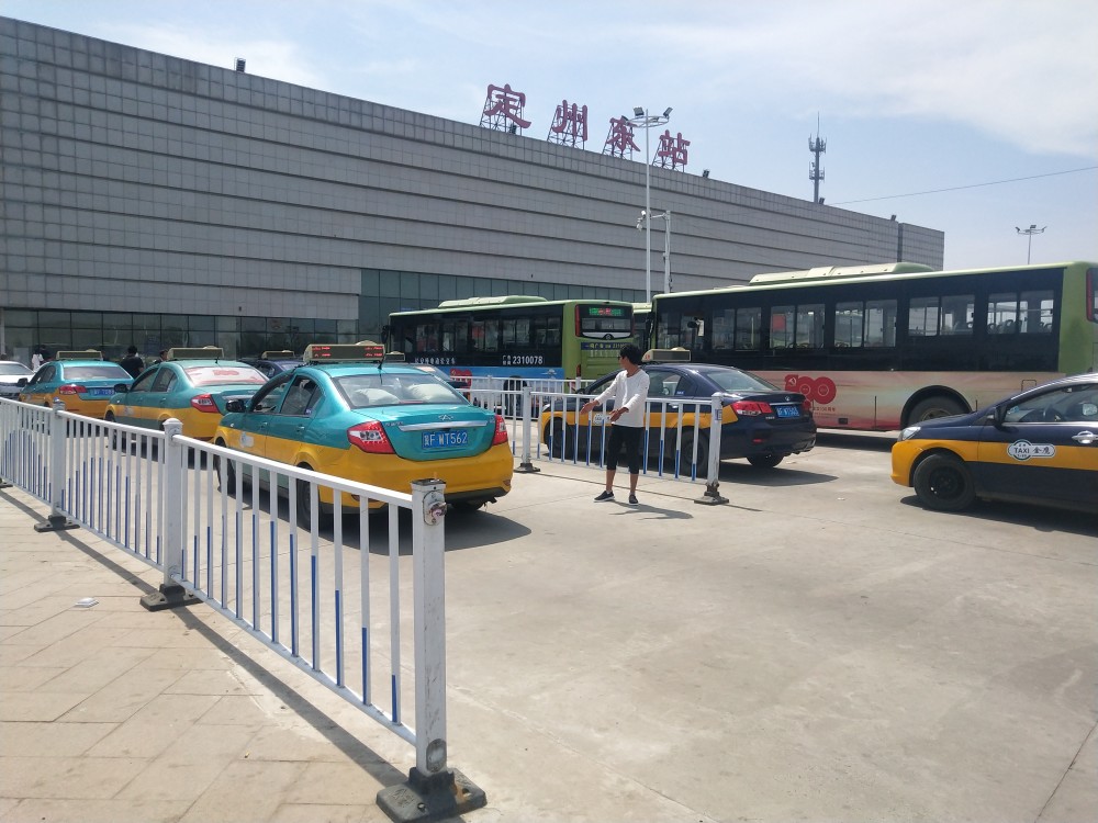 五一节假日的高铁站出租车的节日