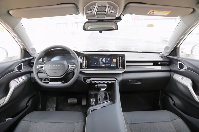 来到新宝骏valli车内整体的内饰布局相对简约一些,大量软性材料的使用