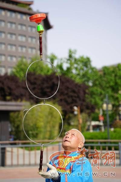 西安69岁老人抖空竹快20年 曾经全国各地求学