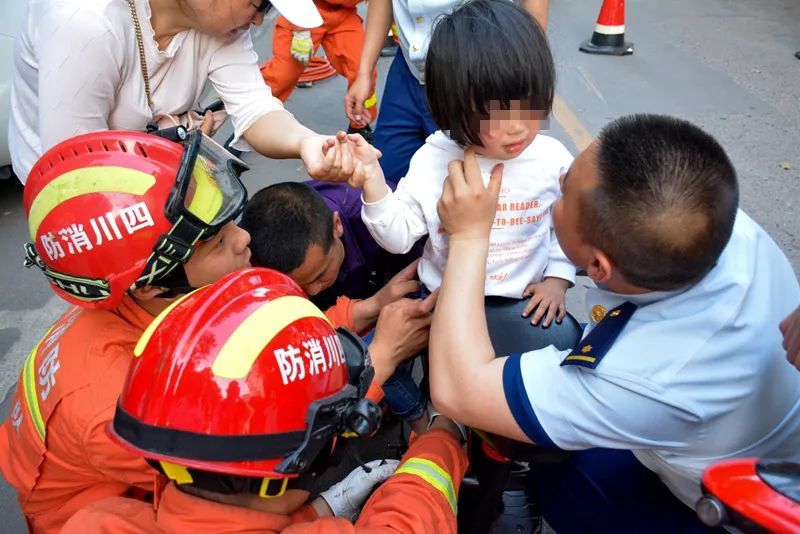 由於事發地車流量較大,考慮到小女孩受傷並一直喊疼,而小女孩的媽媽