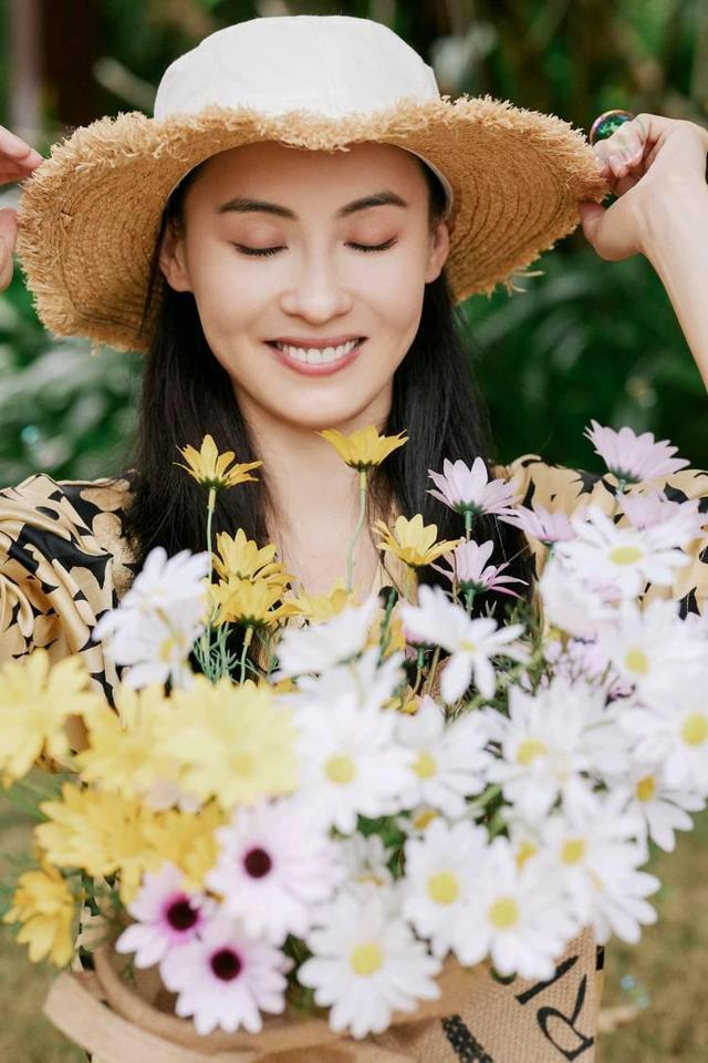 张柏芝虽然是阿姨辈了穿花衬衫戴草帽像小姑娘不像三娃妈