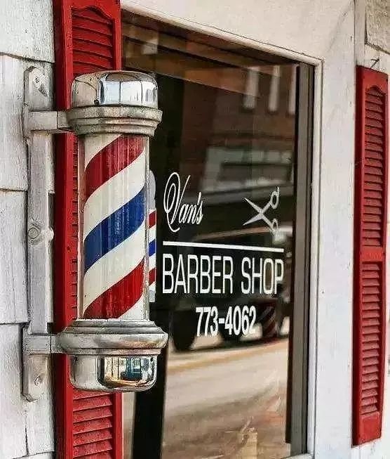 为什么所有美发店门口都有统一的红白蓝三色转灯?又有什么门道?