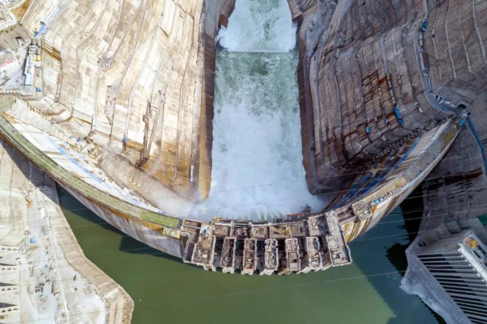 白鹤滩水电站最后一个导流底孔——6号导流底孔,顺利下闸,大坝7个泄洪