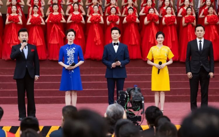 如今2021年劳动节如期而至,一年一度的五一晚会也是如期举行.