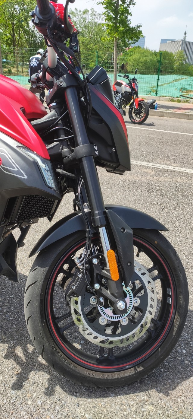 越騎越有樂趣的單缸入門車-隆鑫無極300r|雙缸|cobra 321r|避震