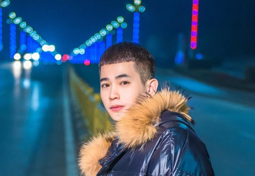 结果便导致散打哥急眼,随后发文怒斥吴迪道:你以后