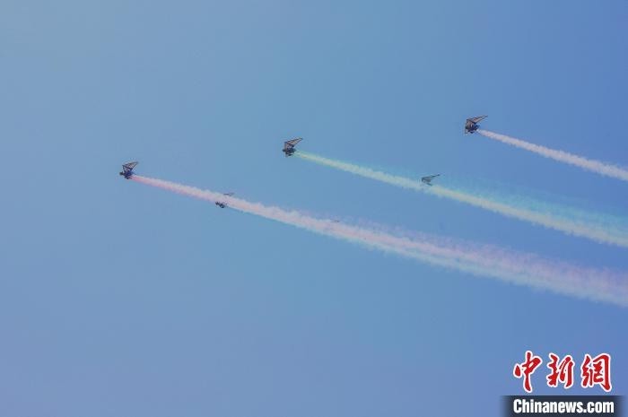 重庆上演飞行嘉年华表演队空中 炫技 腾讯新闻