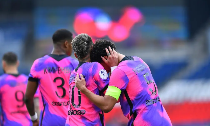 大巴黎 2-0！5轮不败！法甲头号黑马捍卫榜首位置，再赢3场就KO大巴黎