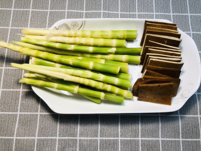 准备自己喜欢吃的蔬菜(西兰花莴笋,薄香干,春笋,土豆片,海带结,藕片等