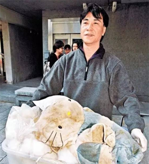 逝者已去,恶魔毁了她的人生,樊敏仪在1998年还生下一男孩,尚且存活在