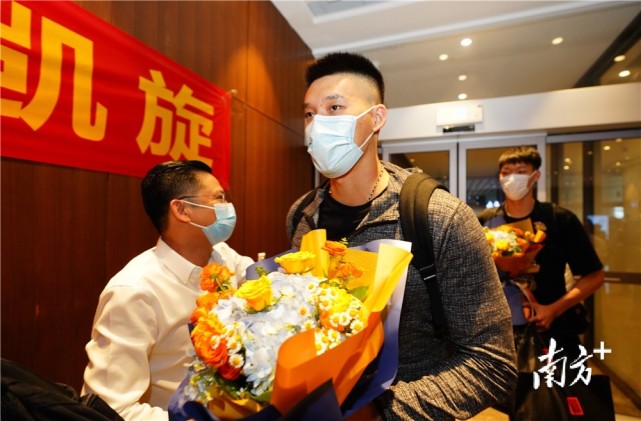 广东宏远众将抵达白云机场,接机现场来了|广东宏远|广州白云机场|广东
