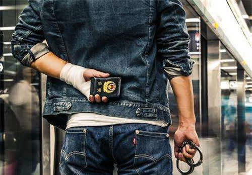 冷血黑老大伍志坚连自己马仔都打杀法庭上面露凶光拒不认罪