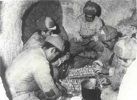 医疗队在前线救护伤员.13.