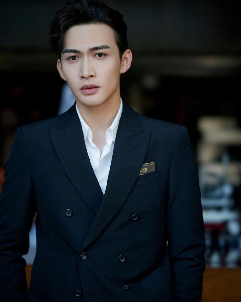 相比林璇的草班子,宋翊给她送来的简直是顶级金牌团队,从她的定位到