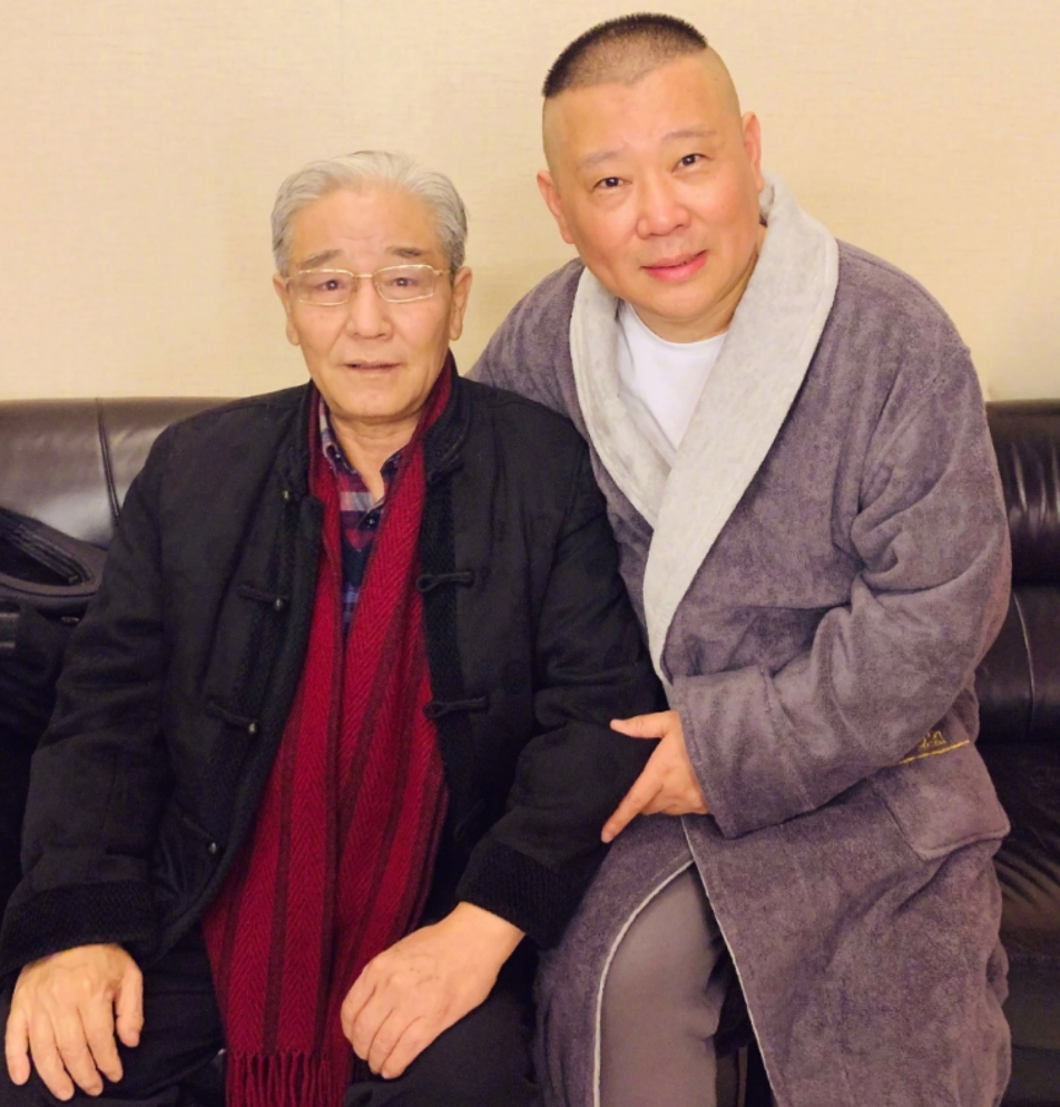 馬三立之子馬志明現身德雲社75歲仍精神抖擻眾人簇擁聲望高