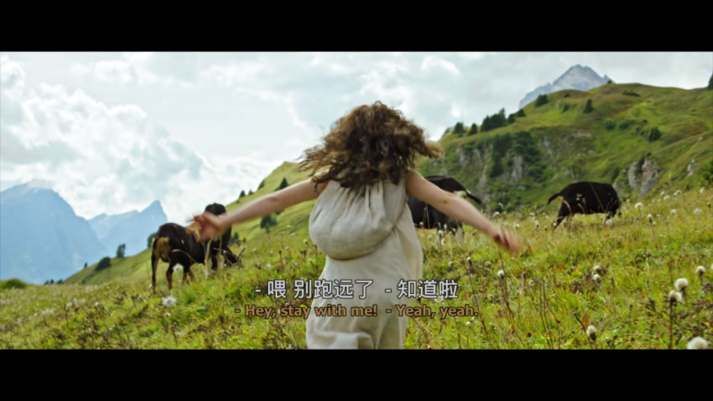 双臂,开心地奔向山羊,她轻轻地抚摸着山羊,远眺白雪皑皑的阿尔卑斯山