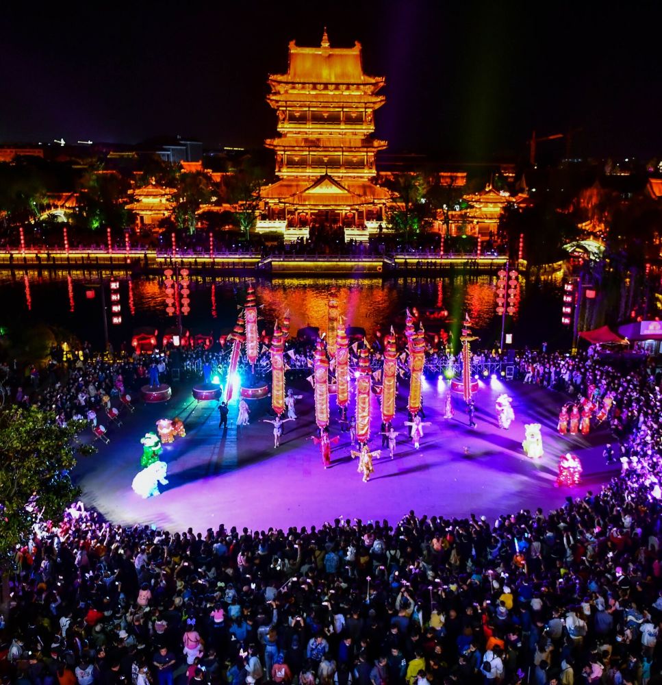 组图台儿庄古城夜景如画赏灯游客如织