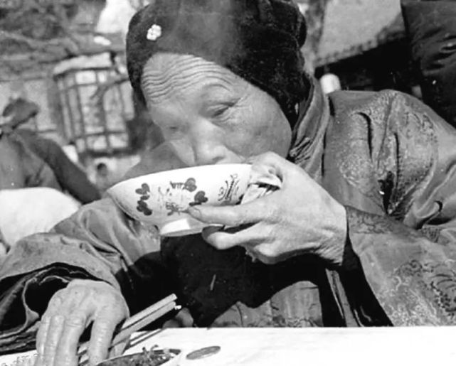 老照片镜头下民国时期老百姓吃东西的画面吃的很是香甜
