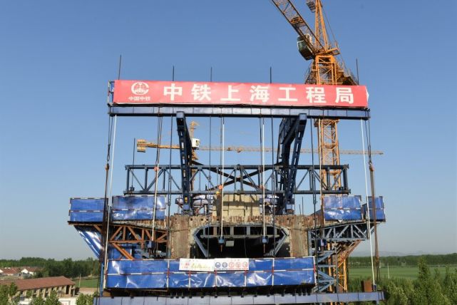 五一不打烊高铁施工忙