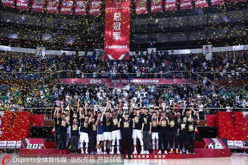 广东男篮收获CBA第11冠 胡明轩首夺FMVP