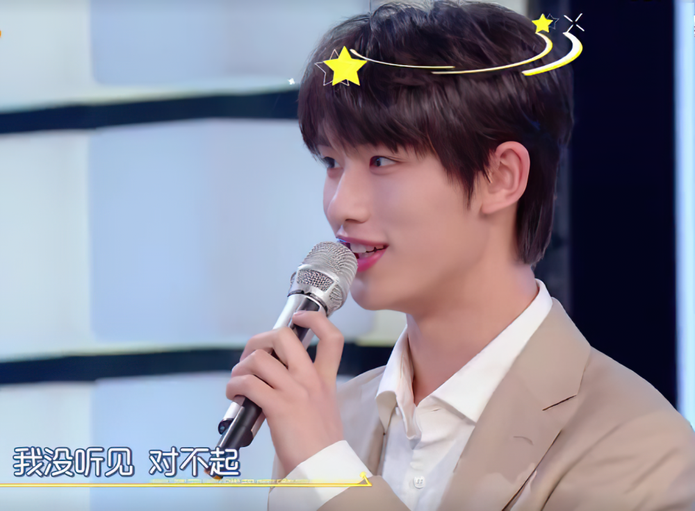 丁程鑫脱外套给毛晓彤穿手不小心碰到女方锁骨下意识反应暴露人品