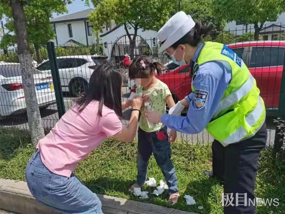 小女孩暈車嘔吐警花毫不猶豫抱起她