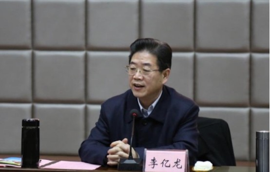 打开腾讯新闻,查看更多图片 >大肆敛财,全家齐上阵从2001开始,李亿龙