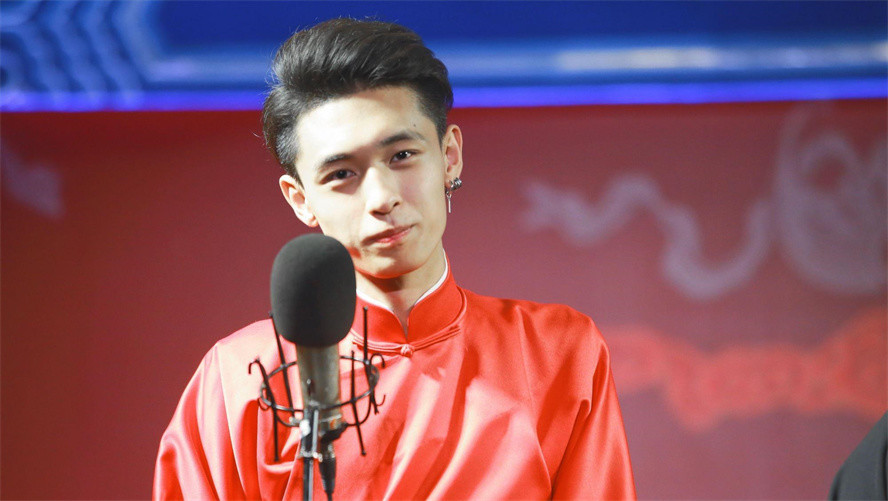 郭德纲惊出冷汗,秦霄贤专业水平严重下滑,相声节奏全靠何九华