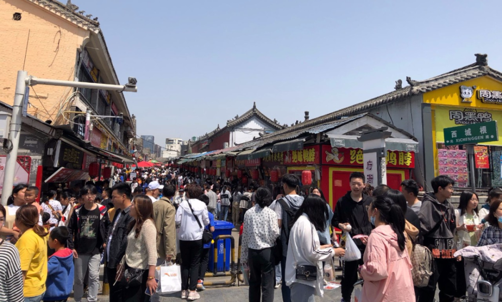 人们在欣赏府衙古韵的同时府衙聚集了大量游客,五一首日,这种熟悉的