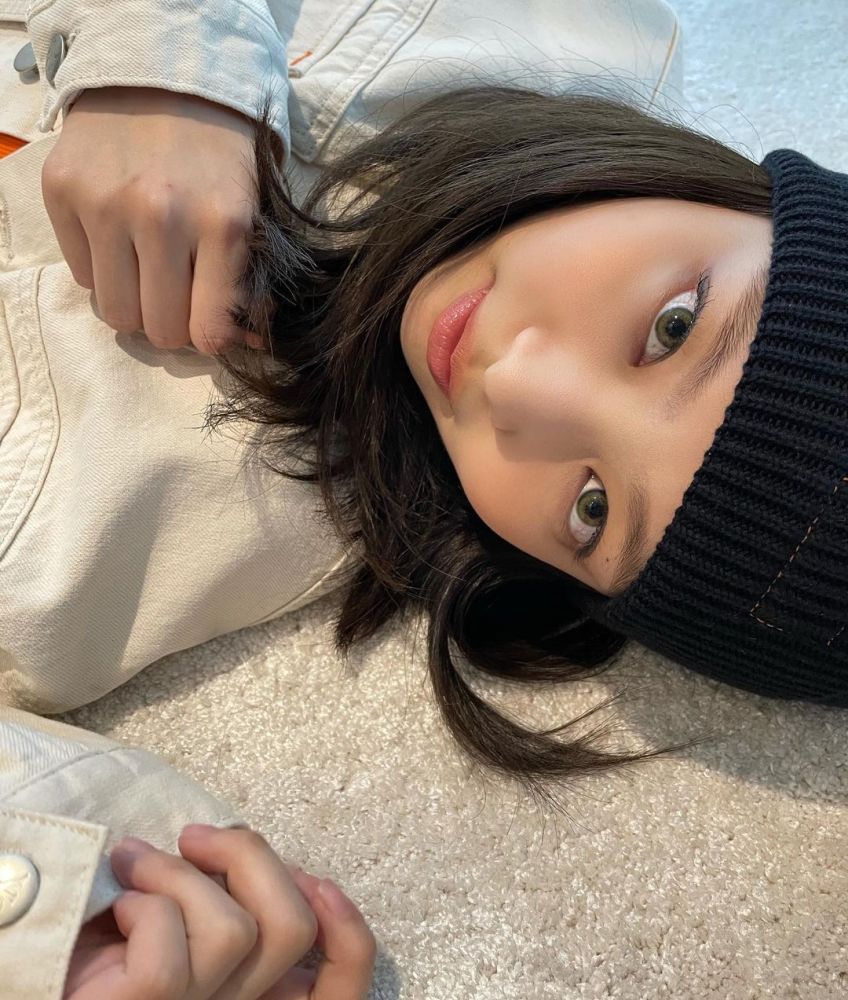 jennie露背回眸杀身材太辣了