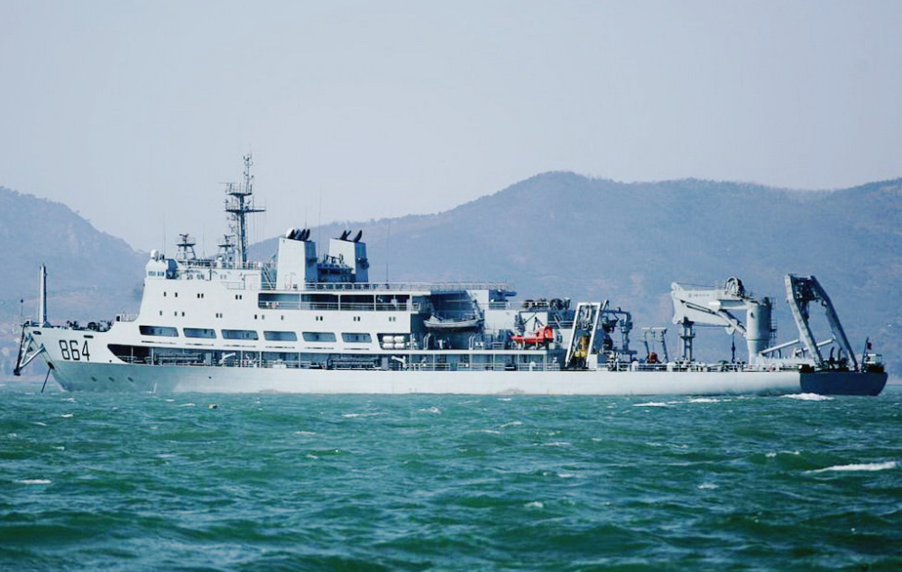 更先进的926型潜艇支援舰除此之外,863舰舰首搭载一部56吨的液压折臂