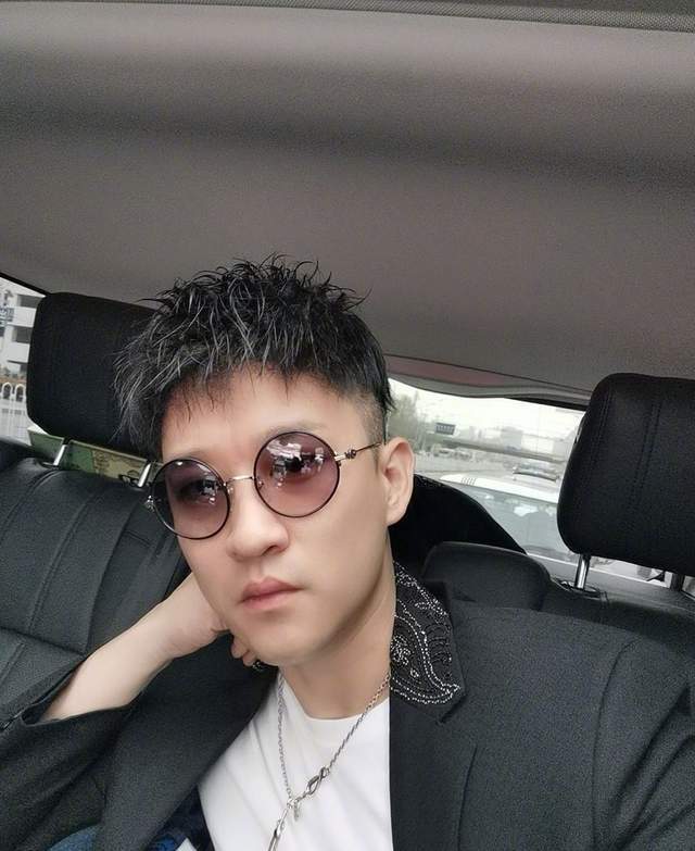 曹云金牛莉罕同框差13岁看不出年龄差网友别让郭德纲看到了