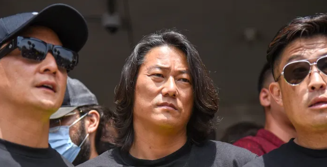 明星里《速度与激情》中韩的饰演者成康也留着一头长发,驾驶着豪车